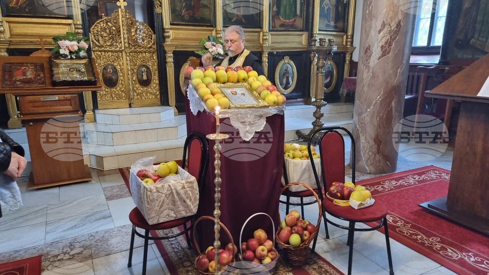 Акатист „Златна ябълка“ отслужи архиерейският наместник на Добричката духовна околия в храм „Св. Георги“ 