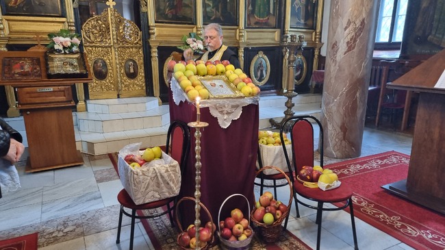 Акатист „Златна ябълка“ отслужи архиерейският наместник на Добричката духовна околия в храм „Св. Георги“ 