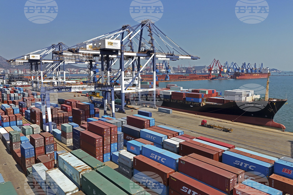 Доналд Тръмп каза, че САЩ в момента финализират търговско споразумение с Китай и че обмисля директни мита за останалите държави