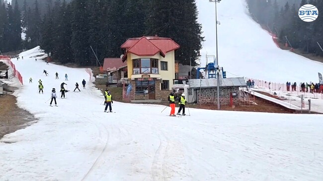 Априлски сняг валя в Пампорово