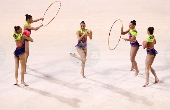 Наталия Киселова поздрави състезателките от българския ансамбъл за победата в многобоя на Световната купа по художествена гимнастика в Баку