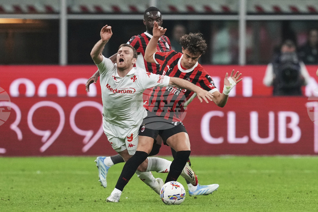 Милан се спаси от домакинско поражение срещу Фиорентина и остава в средата на класирането в Серия А