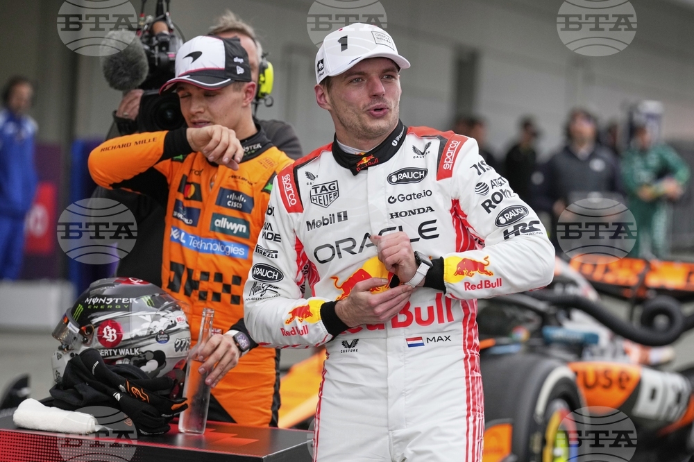 Макс Ферстапен с първа победа за сезона във Формула 1, двата болида на Макларън останаха зад него