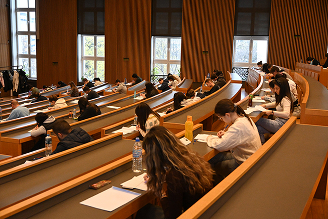 С изпит по химия започна първата кандидатстудентска сесия на Софийския университет 