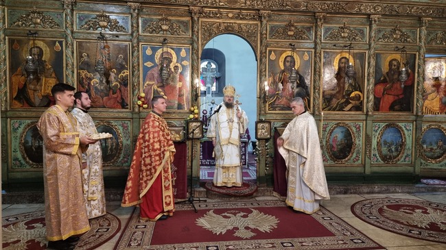 Да се запитаме днес дали знаем какво искаме, призова Врачанският митрополит Григорий по време на света литургия