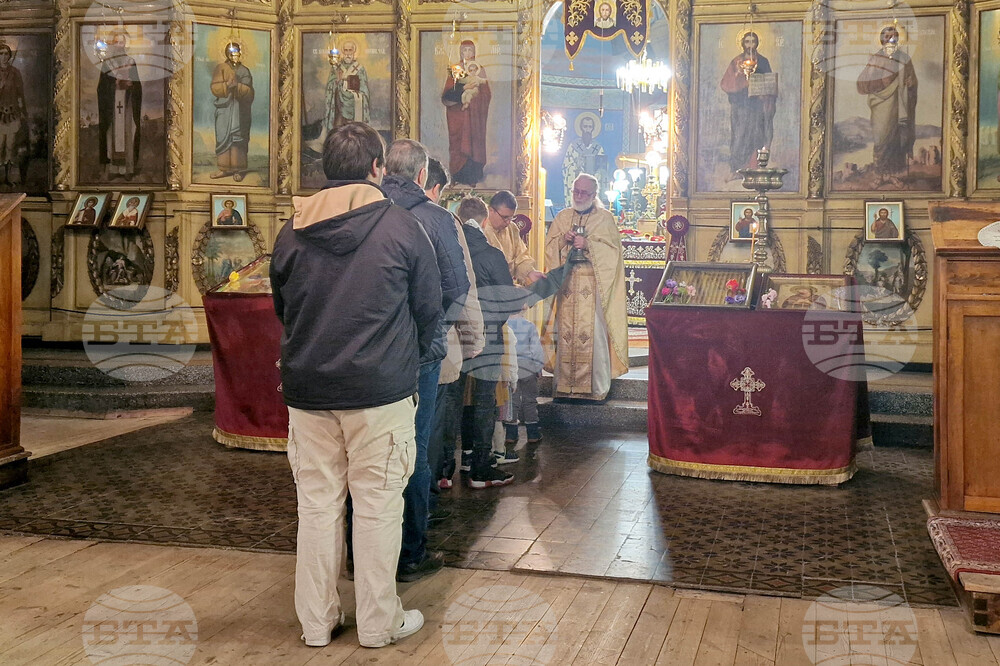 Разград - храм "Свети Николай Мирликийски Чудотворец" - неделно богослужение