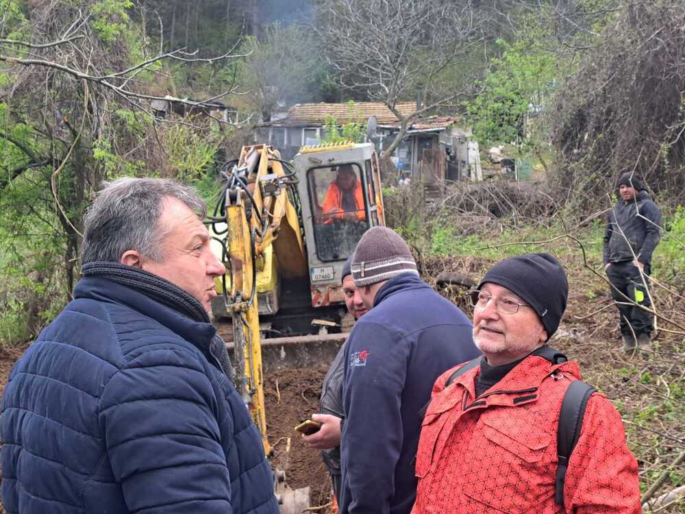 Кметът на Шумен инспектира ремонтните работи по възстановяването на чешма по пътя за с. Лозево и благодари на работещите на терен 