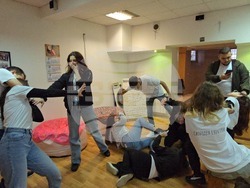  Младежката форум-театрална група „Свободни електрони“ в представлението  „Алисия в страната на веществата“