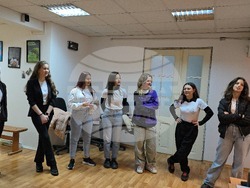  Младежката форум-театрална група „Свободни електрони“ в представлението  „Алисия в страната на веществата“