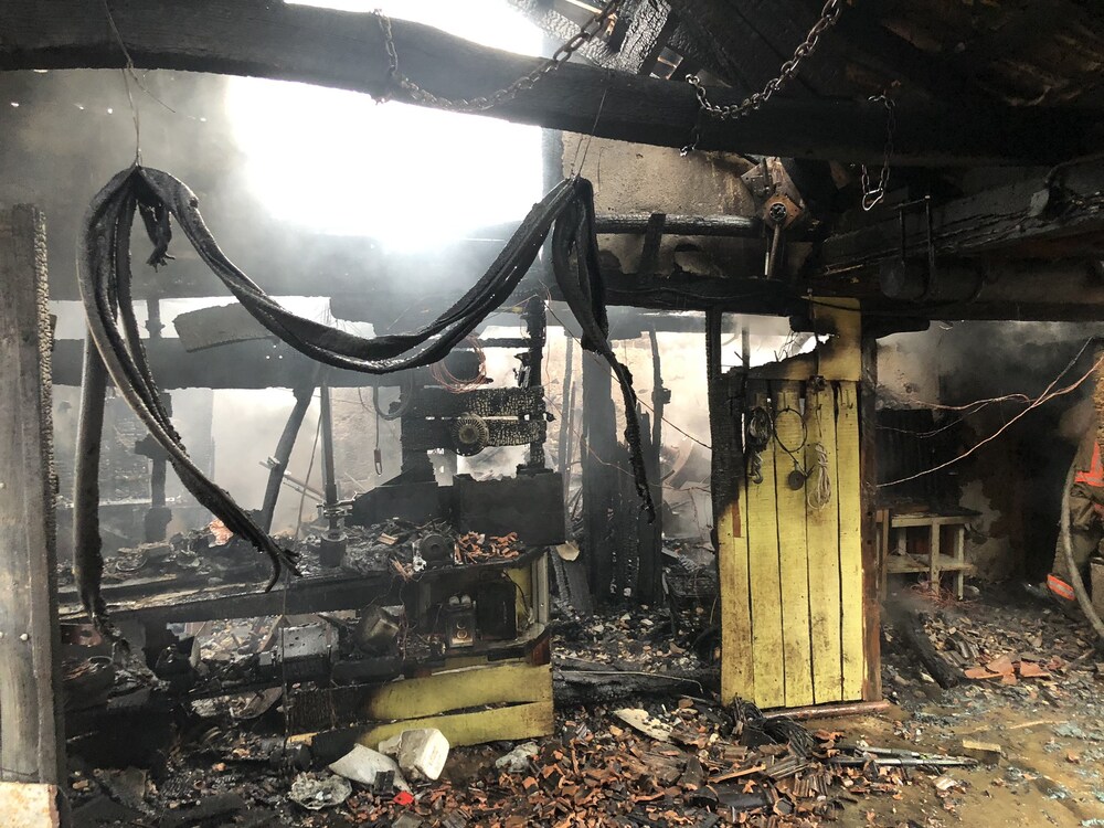 Три постройки са унищожени след пожар в село Старосел