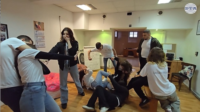 Сливенските театрали от „Свободни електрони“ представят „Алисия в страната на веществата“