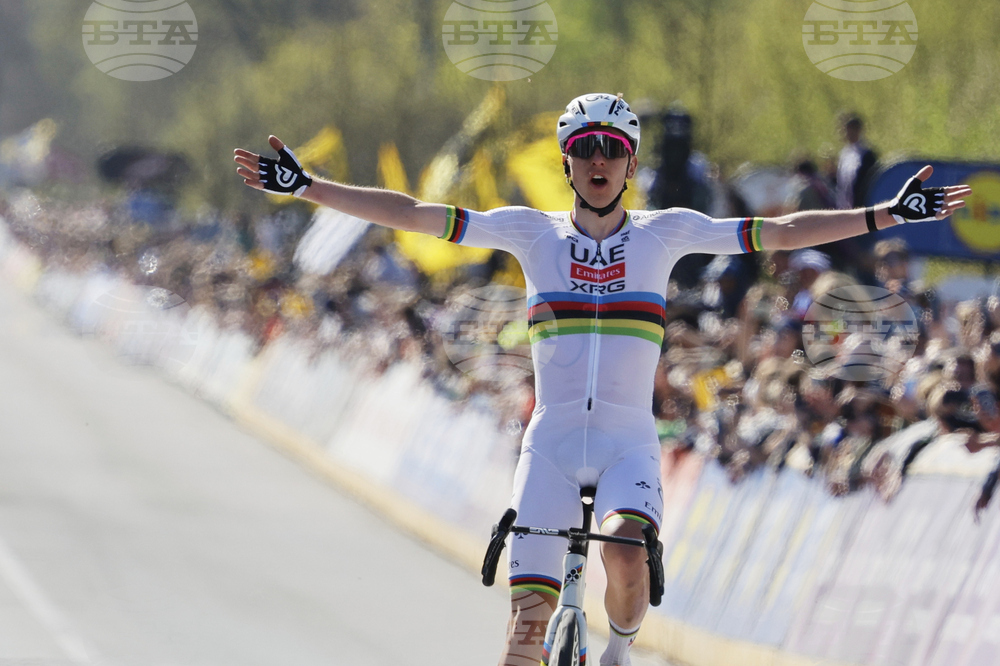 Световният шампион в колоезденето на шосе Погачар спечели Обиколката на Фландрия