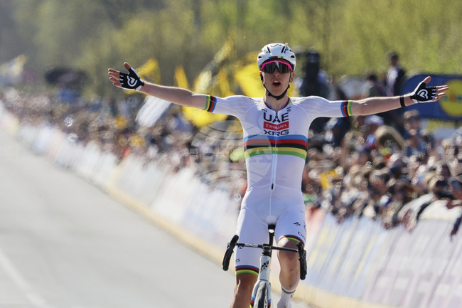 Световният шампион в колоезденето на шосе Погачар спечели Обиколката на Фландрия