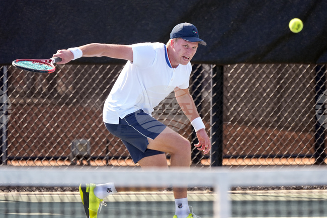 Дженсън Бруксби спечели първата си титла в турнир от АТР-тура след успех в два сета над Тиафо