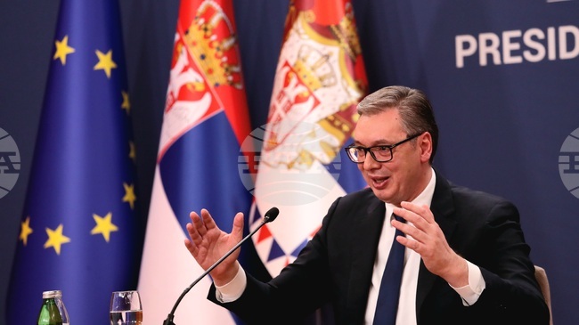 Сръбският президент пътува с градския транспорт по време на посещението си в Ниш, демонстрирайки, че не се страхува от протестиращи