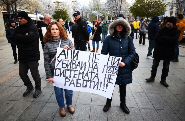 Готов е законопроектът за вещите лица, работим за затягане на наказанията, каза министър Георги Георгиев пред протестиращи срещу "убийствата" на пътя