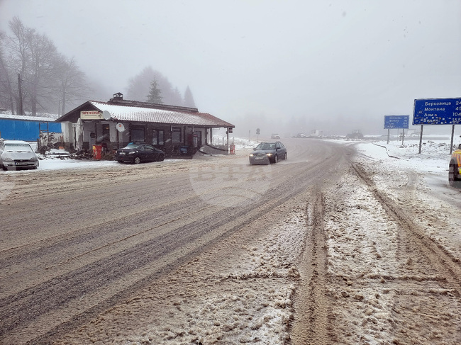 Проходът Петрохан в Стара планина е проходим при зимни условия, вали лек сняг