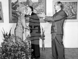 София (25 септември 1967) Откриване на изложба на художника Александър Миленков. Художникът Преслав Кършовски произнесе слово при откриването на изложбата. На снимката: Моменти от поздравленията към Миленков. Пресфото-БТА, снимка: Симеон Ненов/архив