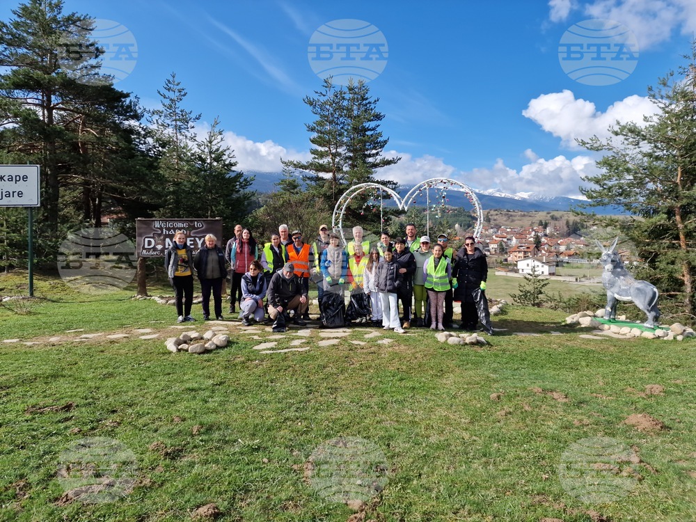 Доброволци от Самоков събраха един камион с отпадъци край града 