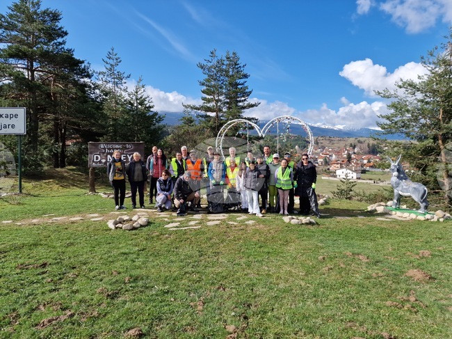 Доброволци от Самоков събраха един камион с отпадъци край града 