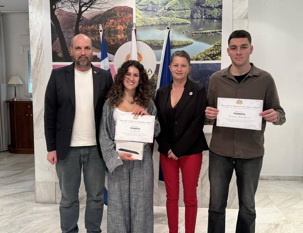 Генералният консул на България в Солун награди ученици, отличени в конкурса за есе на тема „Присъединяване на България към еврозоната“