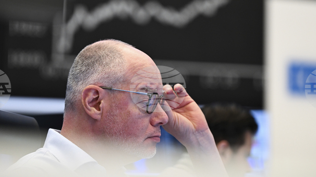 Водещите борсови индекси в Европа закриха в червено последната за седмицата сесия