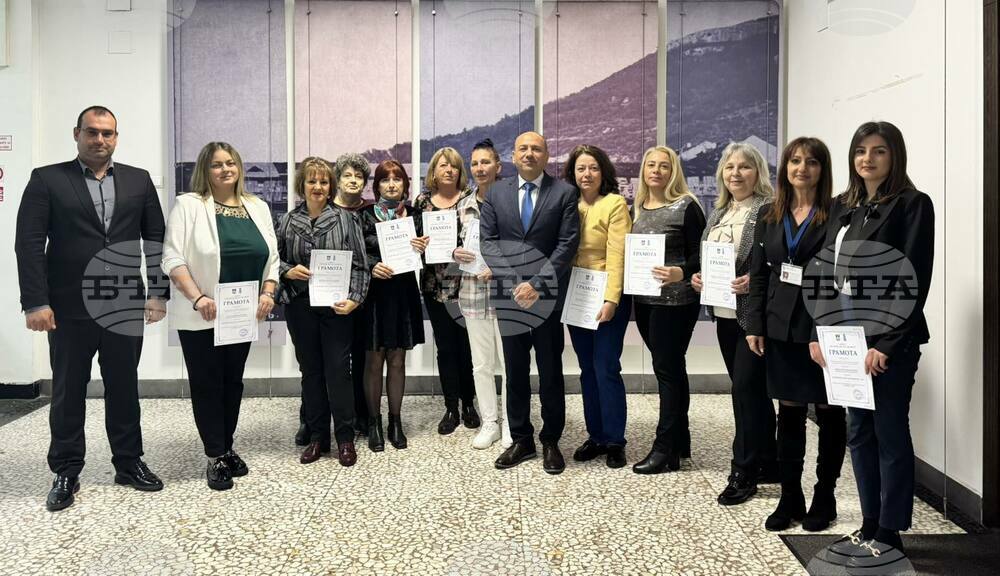 Отличиха десет медицински специалисти, работещи в сферата на здравеопазването към Община Ловеч