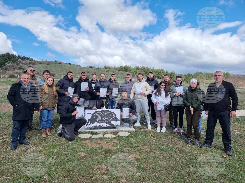 Ученици от Брезник участваха в залесителни дейности по повод Седмицата на гората