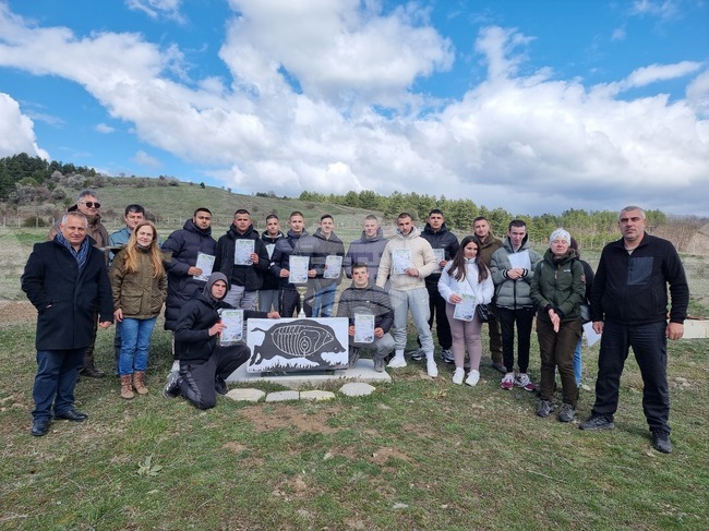 Ученици от Брезник участваха в залесителни дейности по повод Седмицата на гората