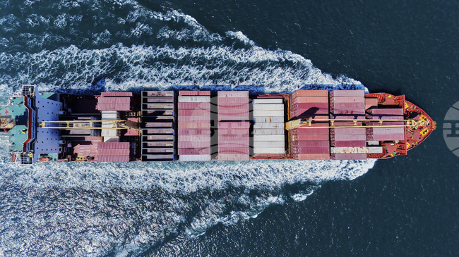 Контейнеровоз, превозващ опасни стоки, е потънал край бреговете на Индия, съобщават индийските власти