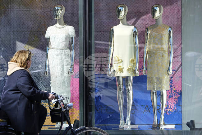 Потребителите в Германия ограничават разходите си и спестяват повече на фона на несигурността, установява проучване