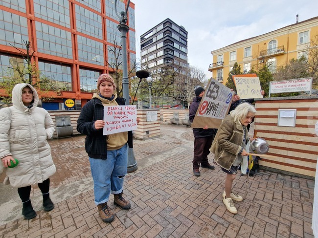 Акция за достъп до хигиена на хора без дом бе организирана в София от представители на фондация „За Надежда“