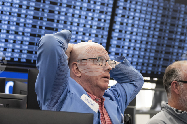 "Видяхме класическа реакция при риск - продаваха се акции и се купуваха долари", отчетоха анализатори след рязкото покачване на напрежението в Близкия изток