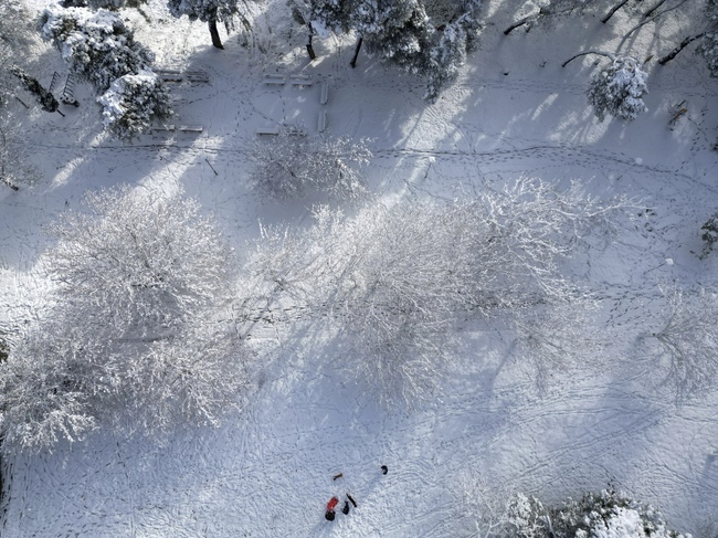 Сняг вали в планинските райони на Гърция; властите напомнят на пътуващите да не забравят веригите за сняг