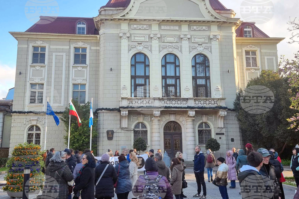 Пореден протест срещу презастрояването и мръсния въздух проведе Сдружение "Пловдив на гражданите" пред Община Пловдив