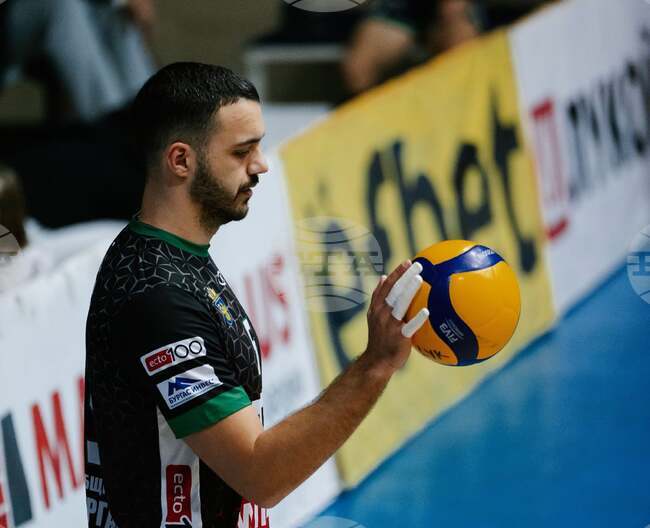 Волейболният Нефтохимик ще задържи централния блокировач Венцислав Рагин и през следващия сезон