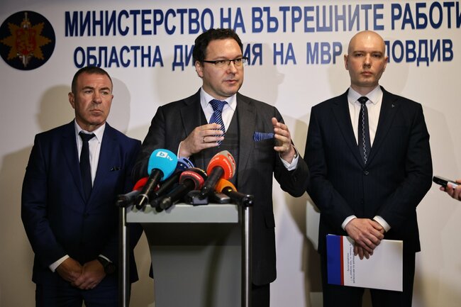 Качеството на пътната настилка и дисциплината на пътя са най-важни, каза в Пловдив министър Даниел Митов