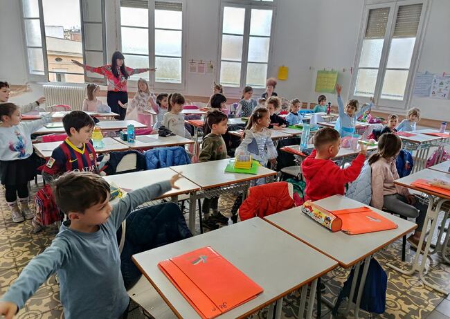 Деца от подготвителната група на Българското училище "Св. св. Кирил и Методий" в Барселона взеха участие в занятие, посветено на пролетта