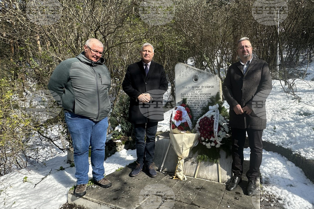 Положиха венци на паметната плоча на лесовъда Симеон Петеларов на възвишението Голак край Разлог