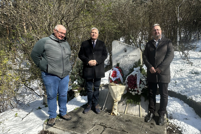 Положиха венци на паметната плоча на лесовъда Симеон Петеларов на възвишението Голак край Разлог