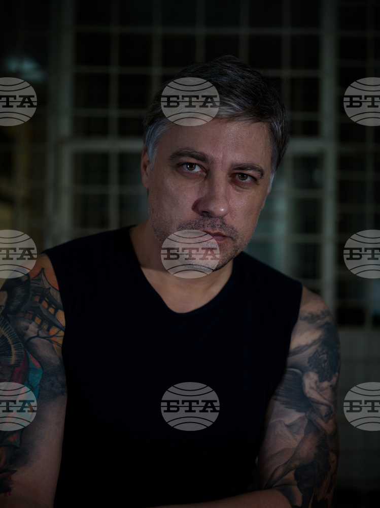 Изложбата "На тяхно място" на Владимир Карамазов се открива днес в Националната галерия "Двореца"