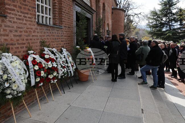 България изпрати актьора Васил Банов в последния му път 