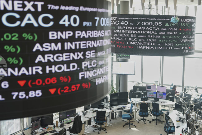 Европейските борси закриха сесиите в червено, парижкият индекс САС 40 се срина след опасения за стабилността на френското правителство