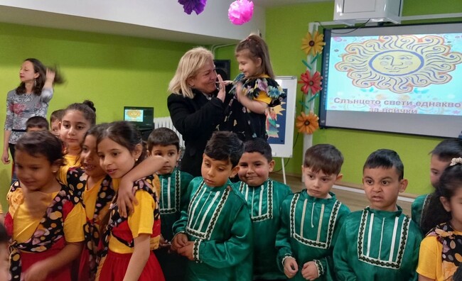 Зам.-кметът Павлина Делчева: Ще работим всяко ромско дете да мечтае първо да се учи