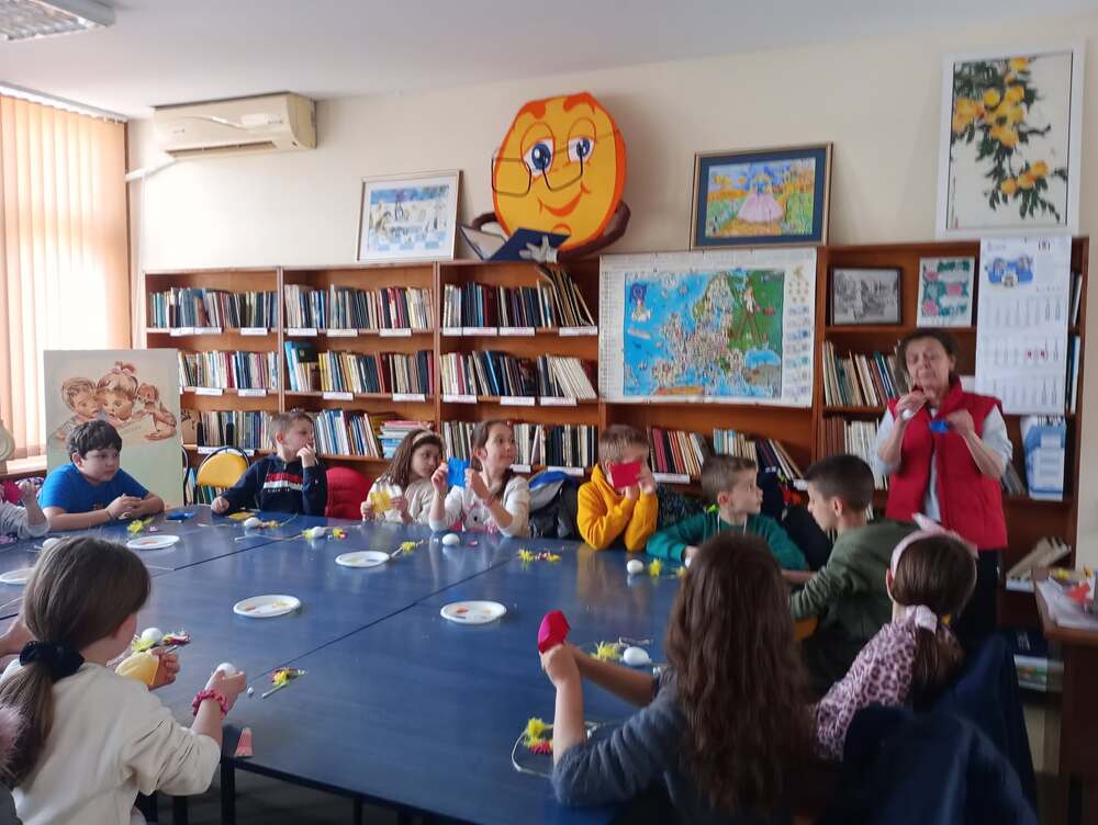 НЧ „Добри Войников-1856“ – Шумен: Ученици правиха великденска украса в читалищната библиотека