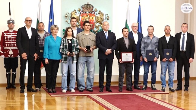 Президентът Румен Радев награди най-успешните български състезатели в ските и сноуборда