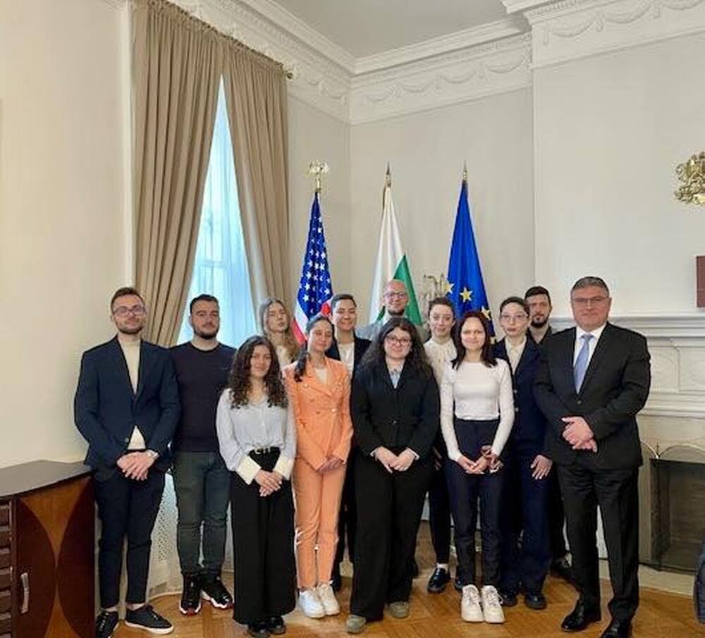 Българският отбор, който участва в състезанието по международно публично право „Филип С. Джесъп“, гостува на Посолството ни в САЩ