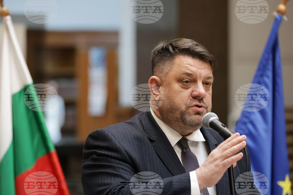 Предизвикателството е да изградим общество, в което никой не е невидим, каза Атанас Зафиров при откриването на изложба за ромската култура