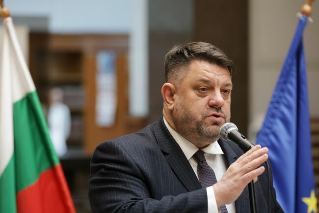 Предизвикателството е да изградим общество, в което никой не е невидим, каза Атанас Зафиров при откриването на изложба за ромската култура