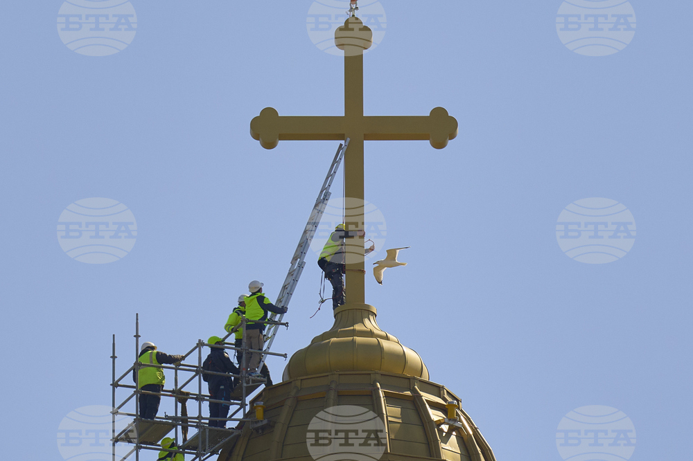 Десетки хиляди вярващи присъстваха в Букурещ на освещаването на стенописи в най-големия православен храм в света